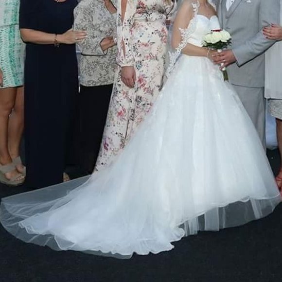 Wedding dress - Picture 1 of 2